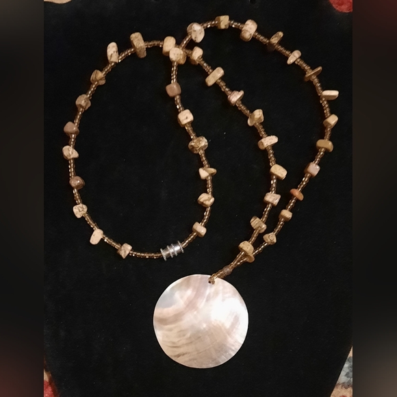 Jasper and shell boho necklace barrel clasp - Picture 4 of 8